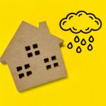 雨被害を受ける住宅