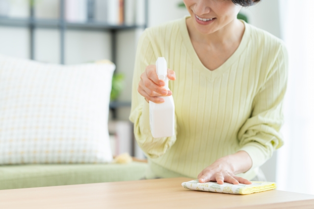 掃除する女性